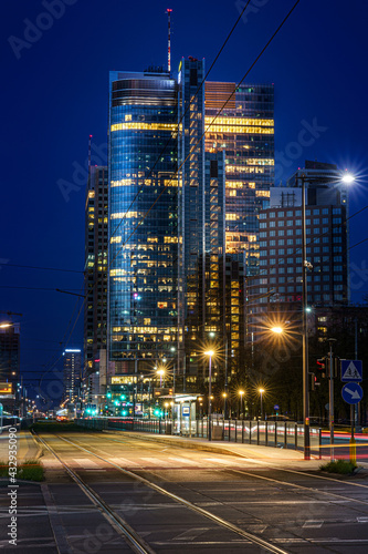 Nocna panorama europejskiego miasta - Warszawa