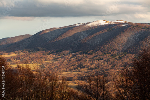 Mała i Wielka Rawka w promieniach zachodzącego słońca, Bieszczady, Polska