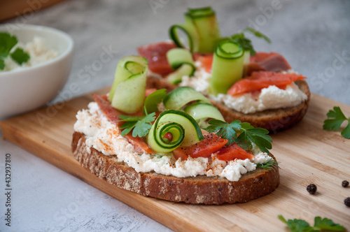 bruschetta with salmon and cucumber