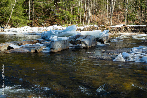 Wallpaper Mural icy river Torontodigital.ca