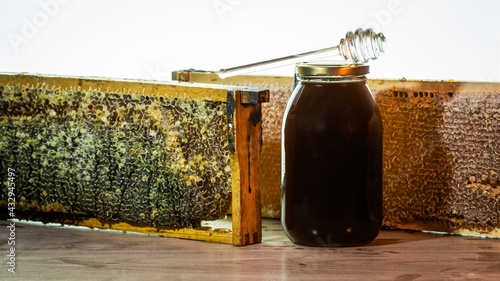 Tarro de miel con paneles de abejas 