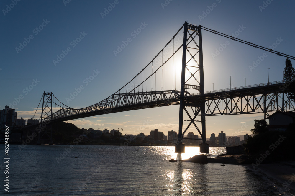 Pôr do sol e  raios solares ultrapassando a estrutura da Ponte Hercílio Luz , Santa Catarina, Brasil, florianopolis , Florianópolis
