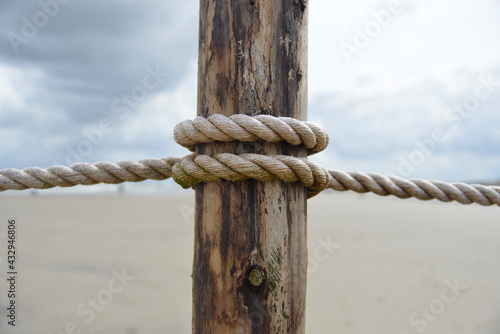 Seil knoten Pfahl Strand symbol