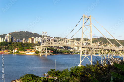Ilha de Florianópolis e a  Ponte Hercílio Luz em  Santa Catarina, Brasil, florianopolis © Fotos GE