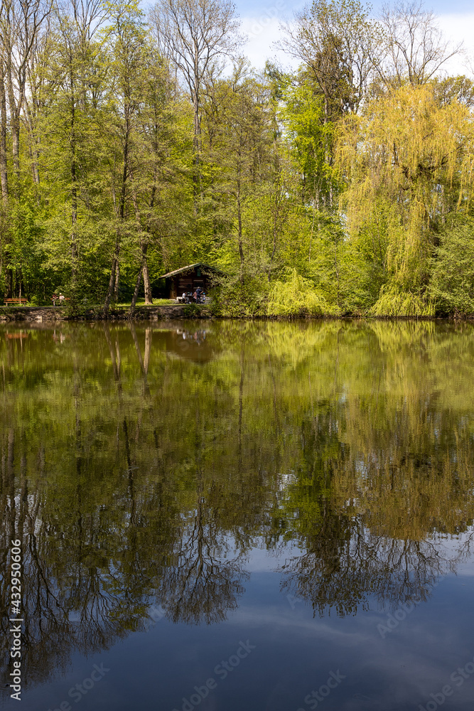 Grillhütte an einem Waldsee