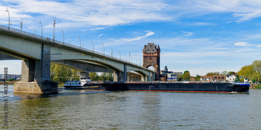 Fototapeta premium Worms am Rhein mit Nibelungenbrücke und Frachtschiff