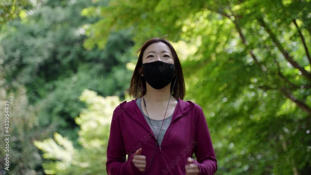 マスクを着用して公園を走る女性 マスクを着用して公園を走る女性