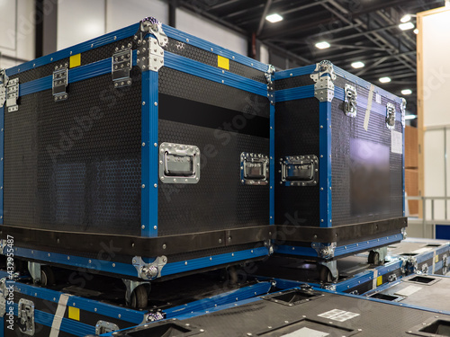 Stackable boxes for the tra...