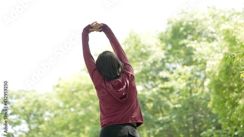 公園でストレッチをする女性