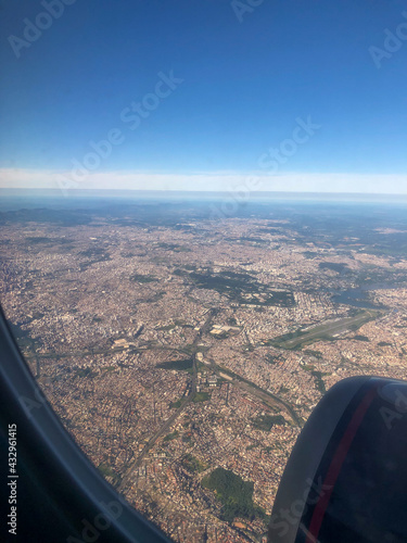 fotos da janela do avião a noite e de dia