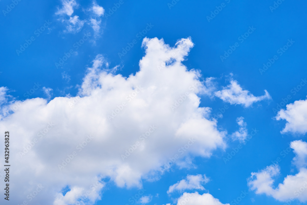 Obraz premium The blue sky is white clouds