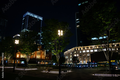 Bild auf Leinwand 夜の東京駅丸の内口付近の広場