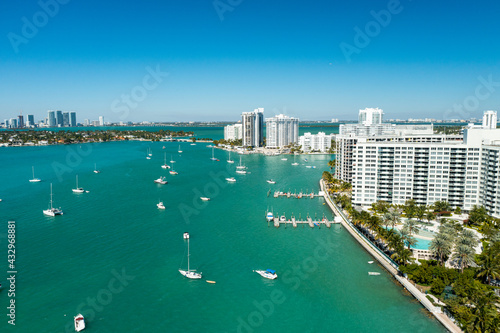 Photo Aerial drone view of Miami Beach from the intracoastal waterway