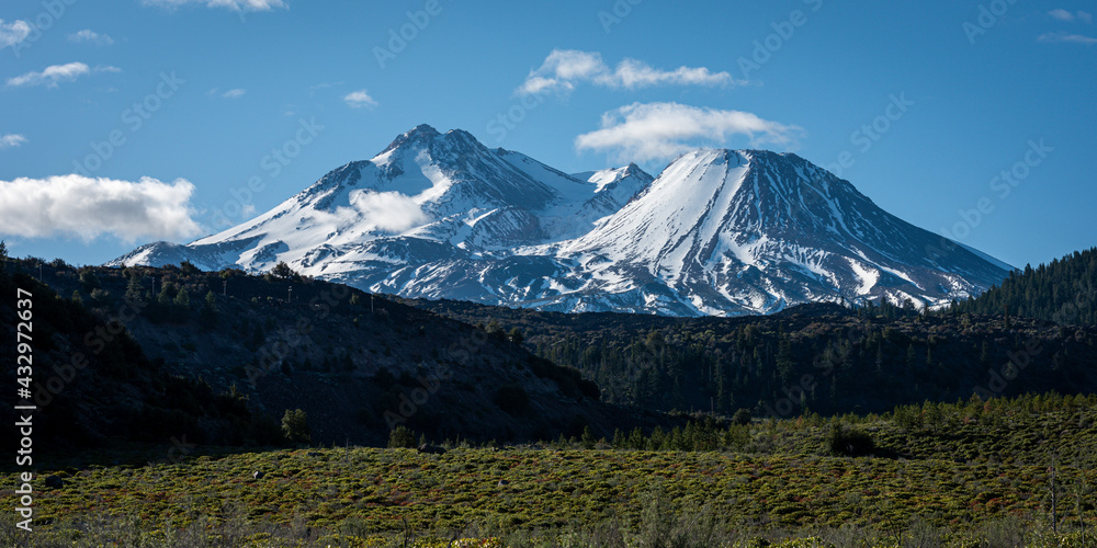 Fototapeta premium Sunrise on Mount Shasta, California
