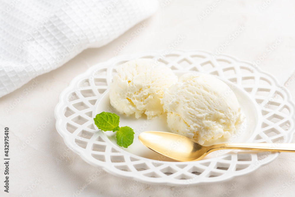 皿に盛り付けられたバニラアイスクリーム 皿に盛り付けられたバニラアイスクリーム