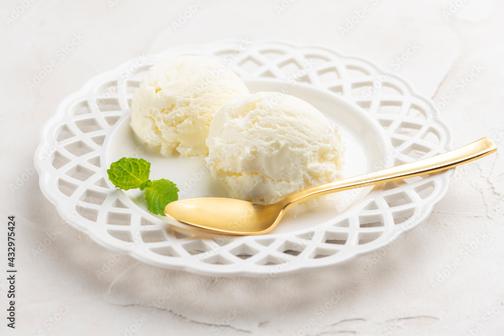 皿に盛り付けられたバニラアイスクリーム 皿に盛り付けられたバニラアイスクリーム