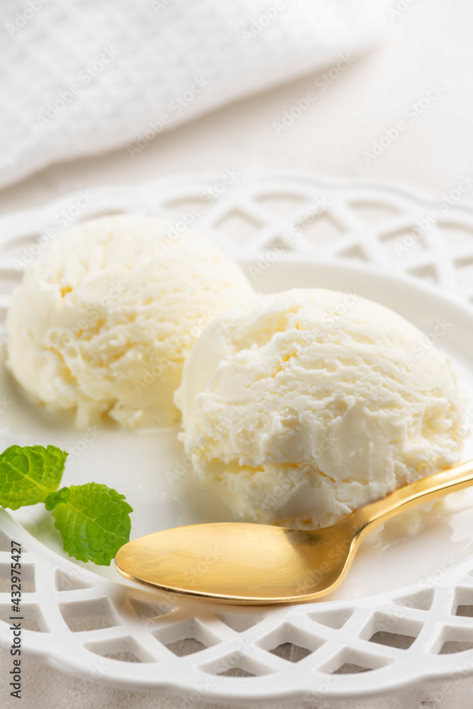 皿に盛り付けられたバニラアイスクリーム 皿に盛り付けられたバニラアイスクリーム