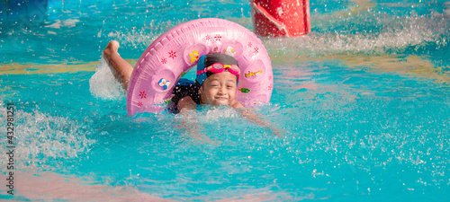 Картината върху платно Children frolic at the water park