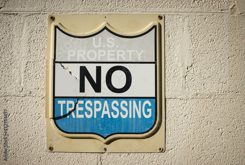 U.S. property no trespassing sign © jdoms