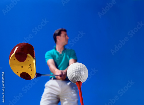 Fotografía man preparing to tee off with driver.

Model released