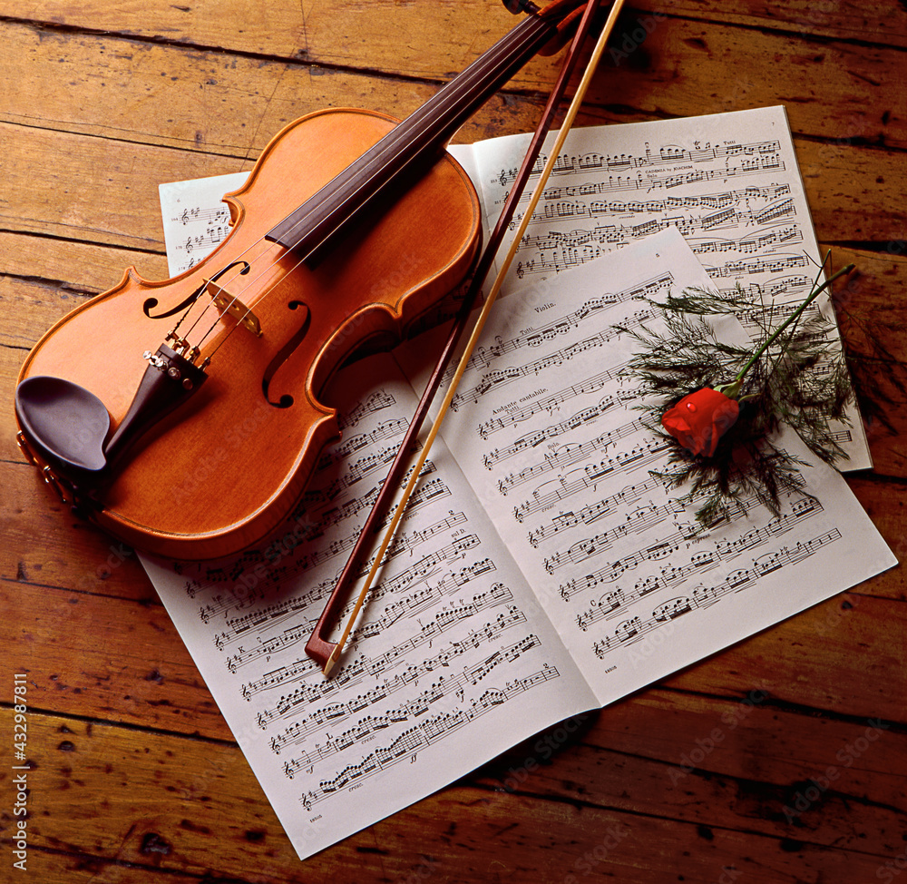 Fototapeta premium Violin with sheet music and a red rose.