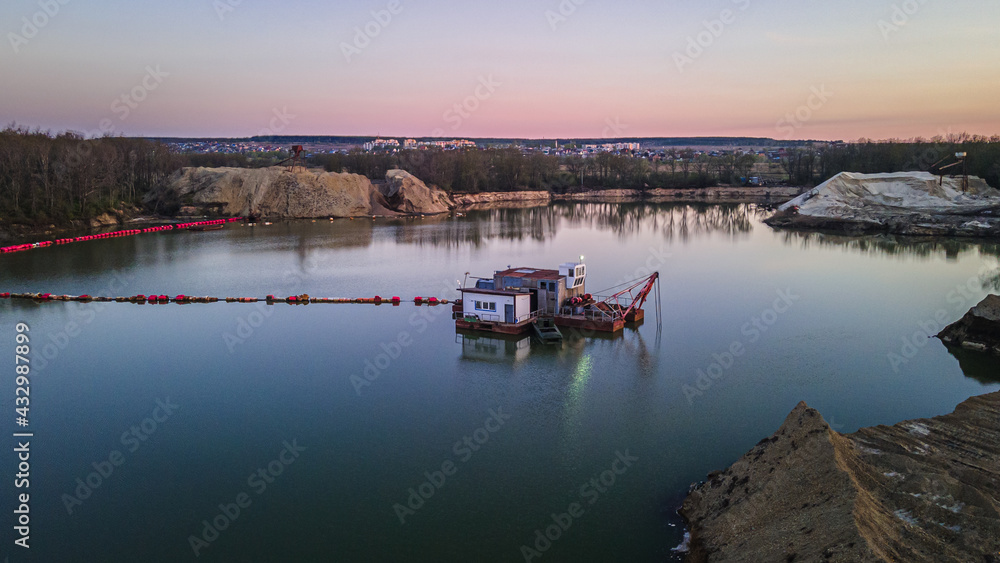 equipment for the extraction of gravel on the lake in the quarry