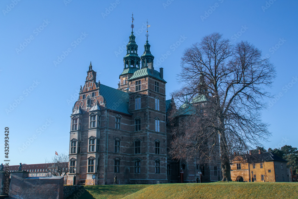 Vista derecha del castillo de Rosenborg (danés: Rosenborg Slot). Es un castillo renacentista ubicado en Copenhague, Dinamarca.