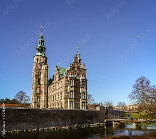 Vista izquierda del castillo de Rosenborg  dan  s  Rosenborg Slot . Es un castillo renacentista ubicado en Copenhague  Dinamarca.