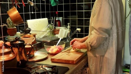 キッチンで料理をする女性