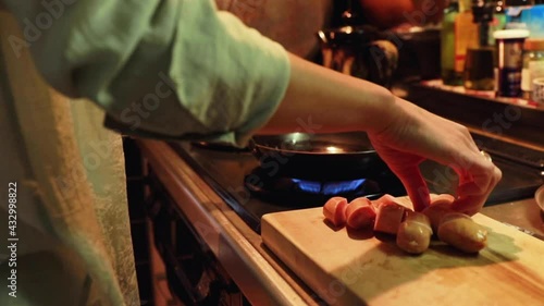 キッチンで料理をする女性の手元