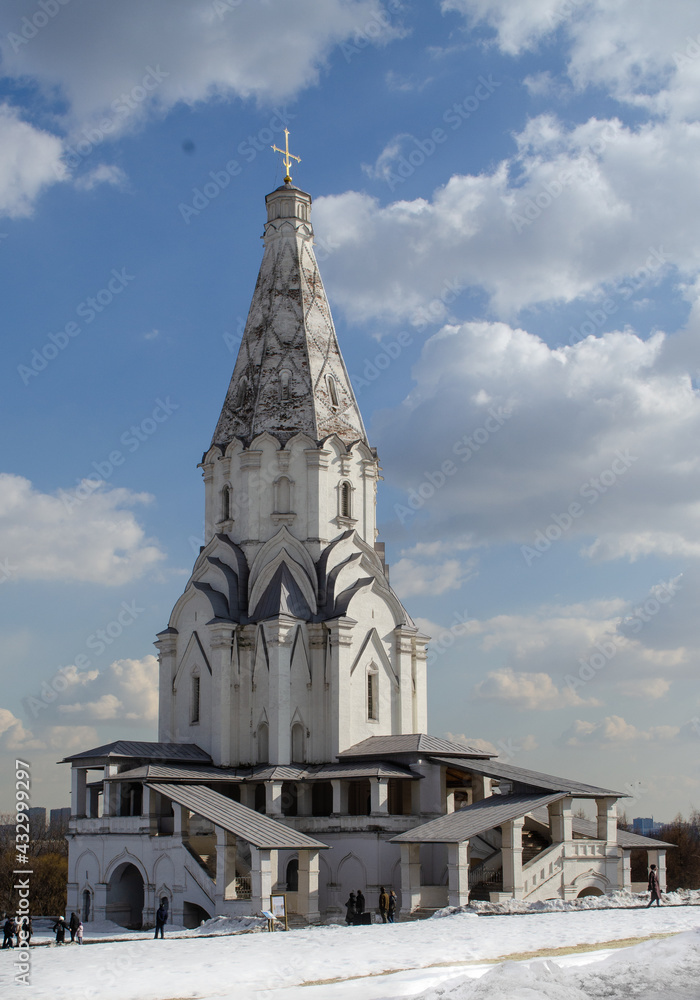 Obraz premium Church of the Ascension in Kolomenskoye. Parks in Moscow. Kolomenskoye park. Russian church. Religion
