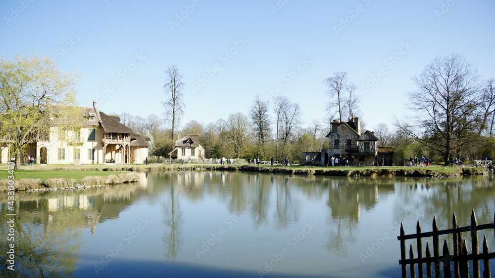 Hameau der Königin, Weiler der Königin, idealisiertes Dorf 18. Jahrhunderts im Park des Schlosses von Versailles in Versailles, Frankreich Hameau der Königin, Weiler der Königin, idealisiertes Dorf 18. Jahrhunderts im Park des Schlosses von Versailles in Versailles, Frankreich