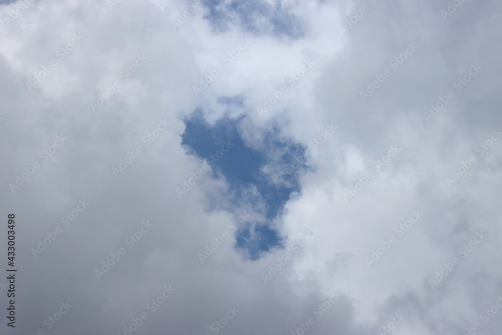 Obraz premium Cloudy sky before rain.