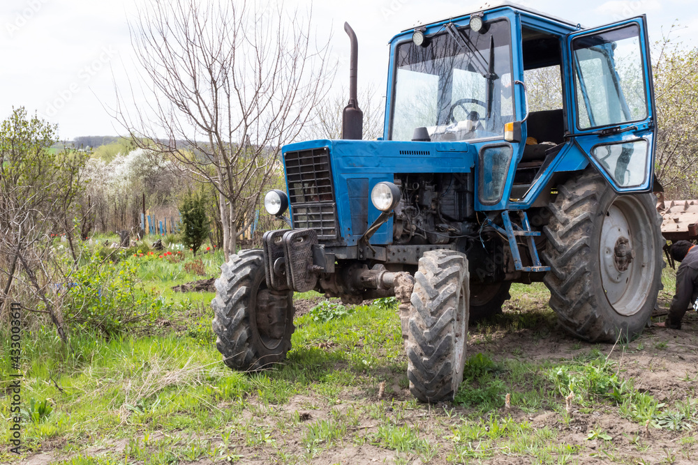 Obraz premium Inspection of the tractor and cultivator before cultivating the land.