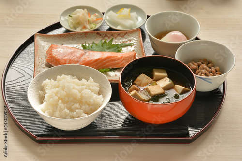 和朝食 鮭の塩焼き 豆腐の味噌汁 