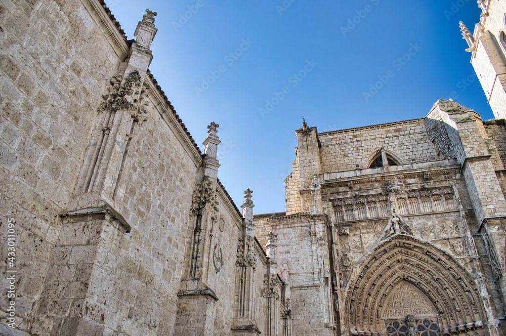 Arquitectura y muro catedral gótica de Palencia, Castilla y León, España