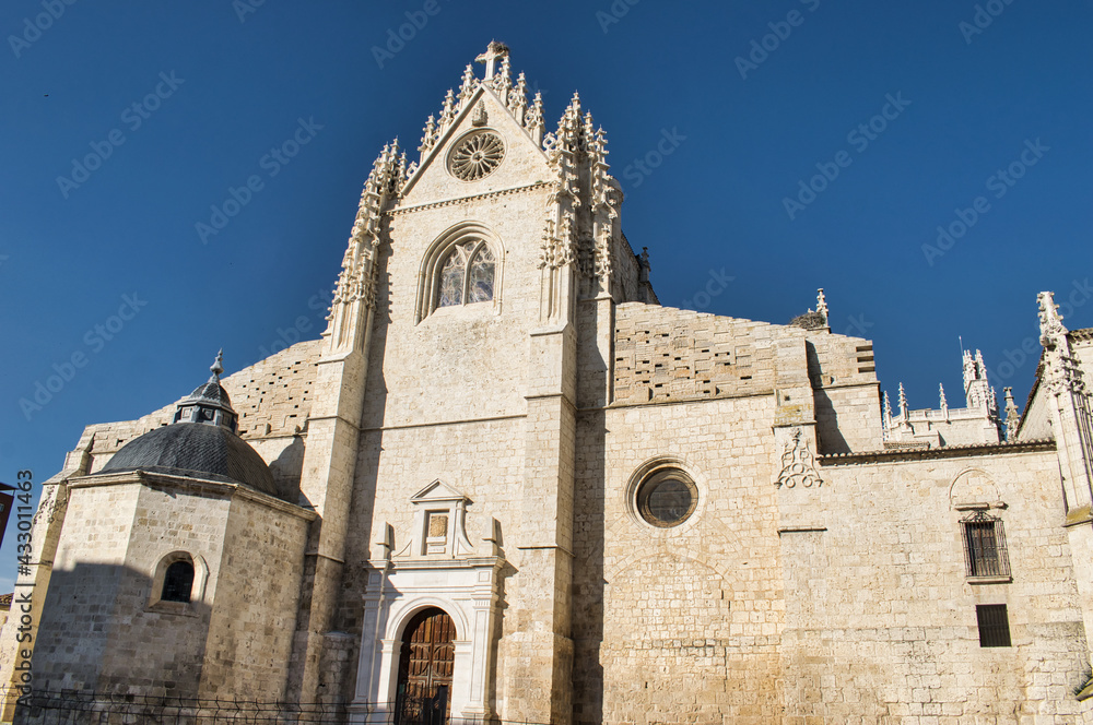 Fachada occidental catedral de Palencia, de estilo románico y gótico siglo XIV, España
