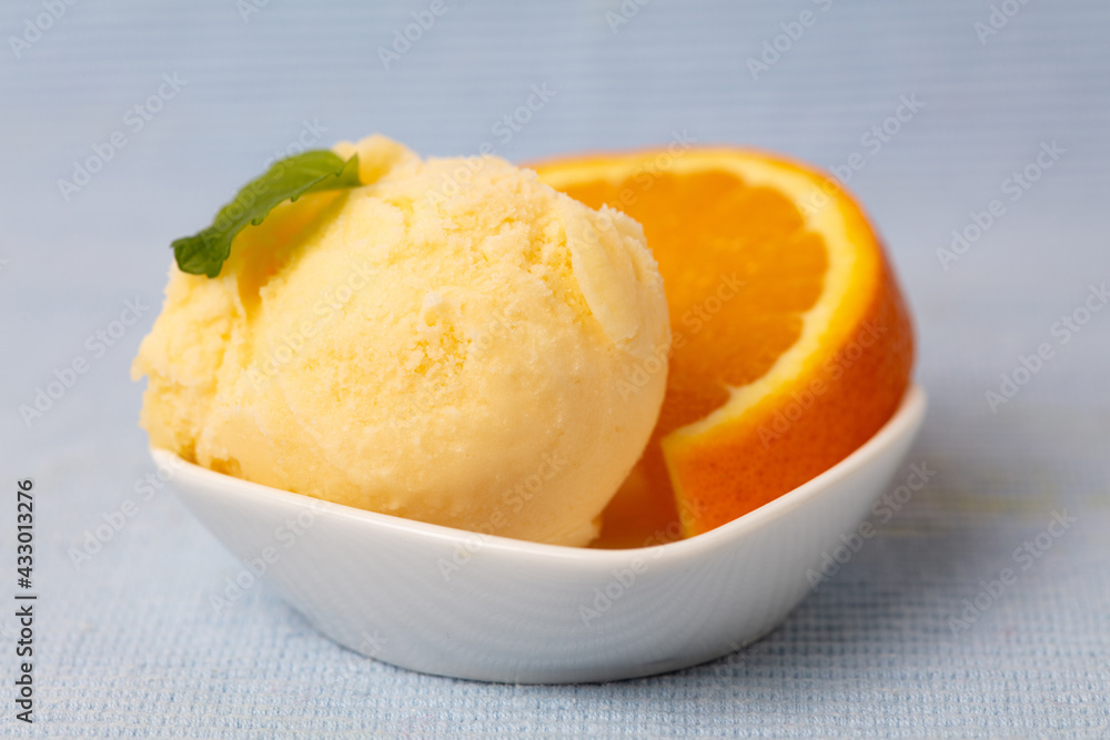 Orangensorbet als Fruchteis mit Scheibe Orange Orangensorbet als Fruchteis mit Scheibe Orange