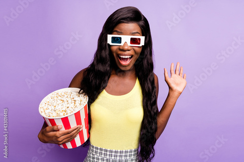 Φωτογραφία Portrait of astonished dark skin lady wear 3d glasses open mouth raise hand palm
