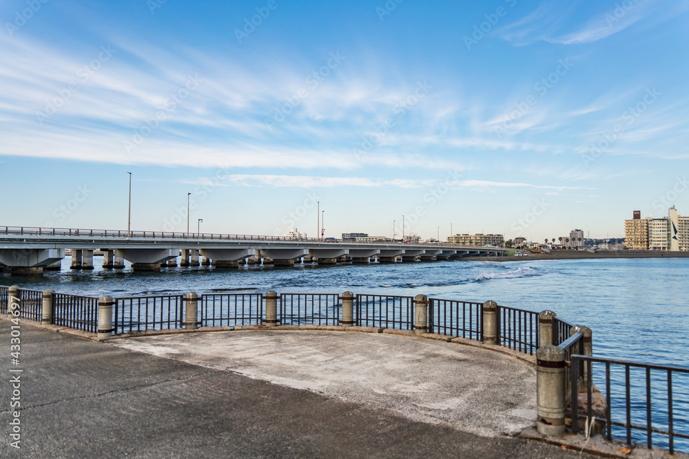 Obraz premium 江の島側から見た「江ノ島大橋」 【a bridge connecting Enoshima to the mainland】