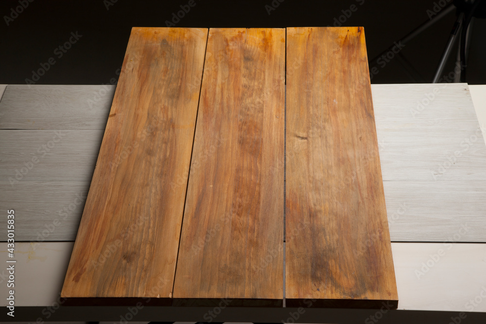 Tabla de cocina de roble sobre mesa. Oak kitchen board on table. Stock