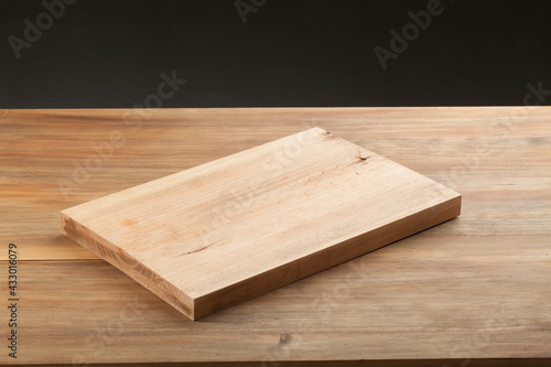 Tabla de cocina con tabla de cortar. Kitchen table with cutting board.