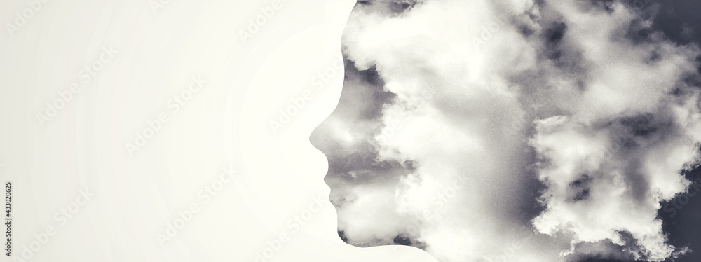 抽象的な女性のシルエットと雲の合成画像
