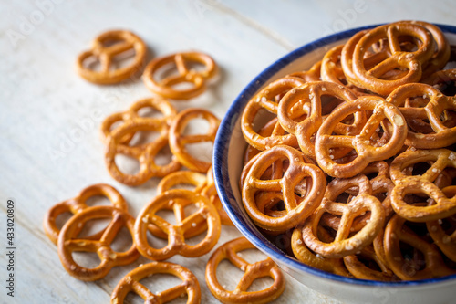 Foto Mini crispy pretzels, food concept photo.