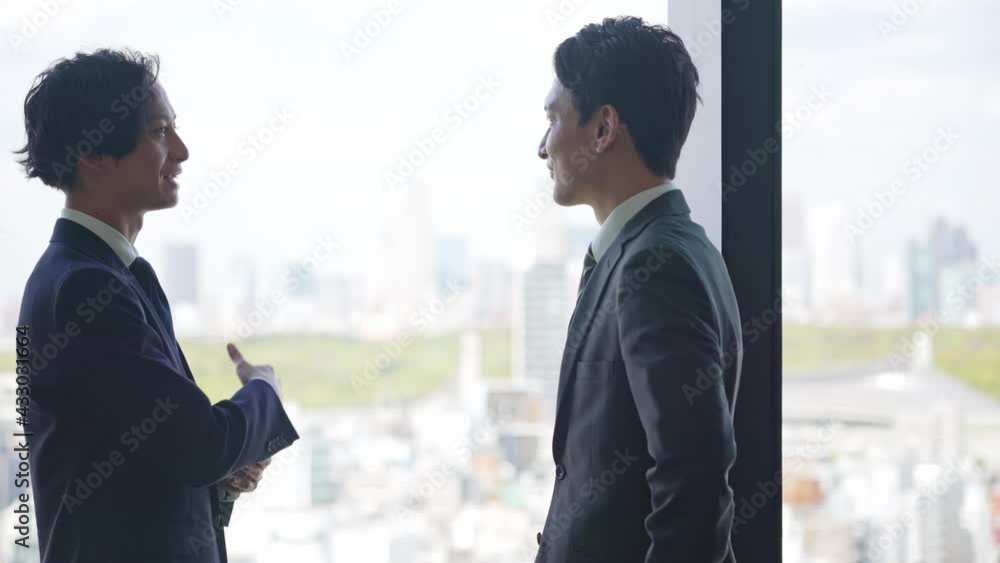 オフィスで会話するビジネスマン サークルショット スローモーション オフィスで会話するビジネスマン サークルショット スローモーション