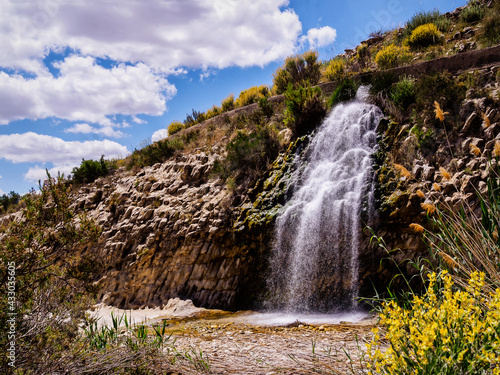 Primera de las cascadas que se sit  an en la ruta de la rambla de Puca de Petrer  Alicante