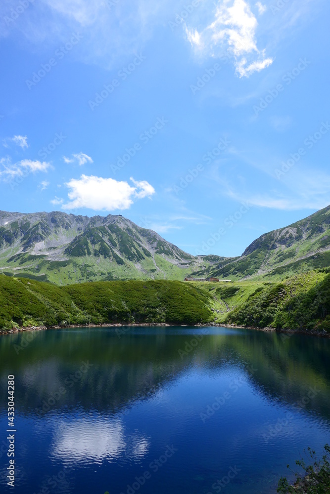 中部山岳国立公園。夏の立山、ミクリガ池。富山、日本。8月下旬。