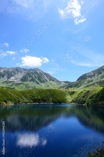 Fototapeta Naklejka Na Ścianę i Meble -  中部山岳国立公園。夏の立山、ミクリガ池。富山、日本。8月下旬。