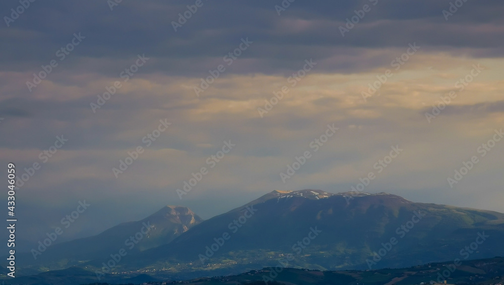 Montagne dell’Appennino valli e collinne tra nuvole foschia e sole al tramonto