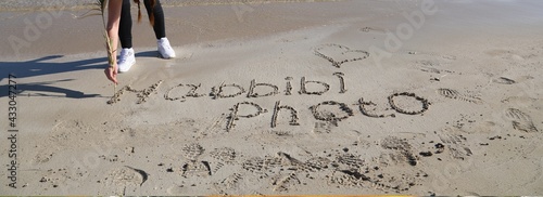 Foto girl writing my nickname on beach
